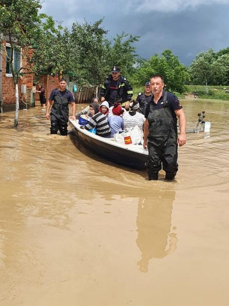 Timiş: O viitură a afectat 13 gospodării, mai multe persoane fiind evacuate/ În Caraş-Severin, 17 localităţi au fost afectate de ploile torenţiale