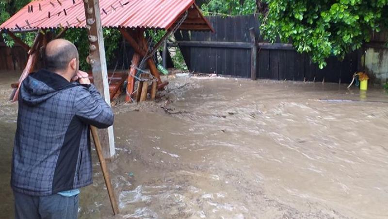 E potop în România. Mașini luate de ape și oameni care și-au văzut casele înghițite de ploi - FOTO