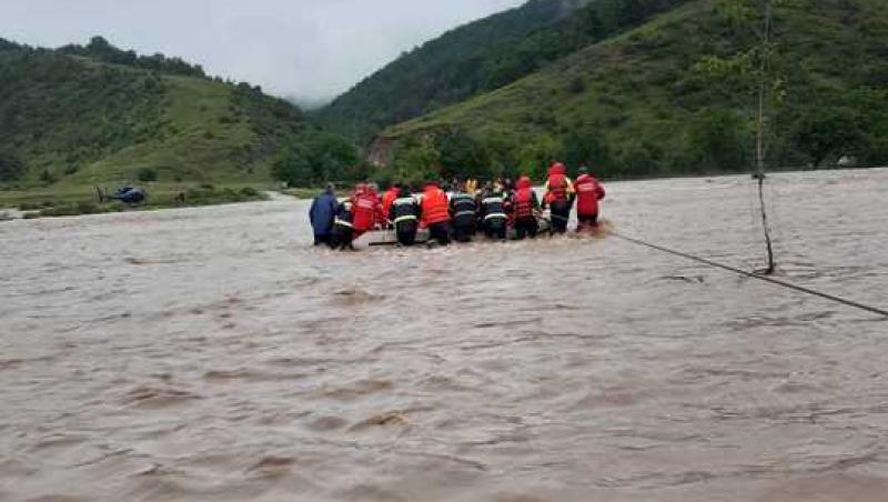 Copii cărați pe brațe, salvați cu elicopterul din calea apelor. Micuții și-au așteptat părinții 