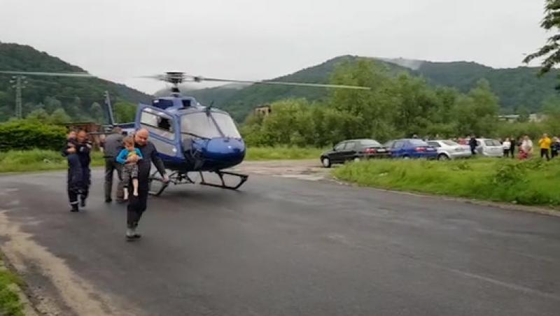 Copii cărați pe brațe, salvați cu elicopterul din calea apelor, în Caraș Severin