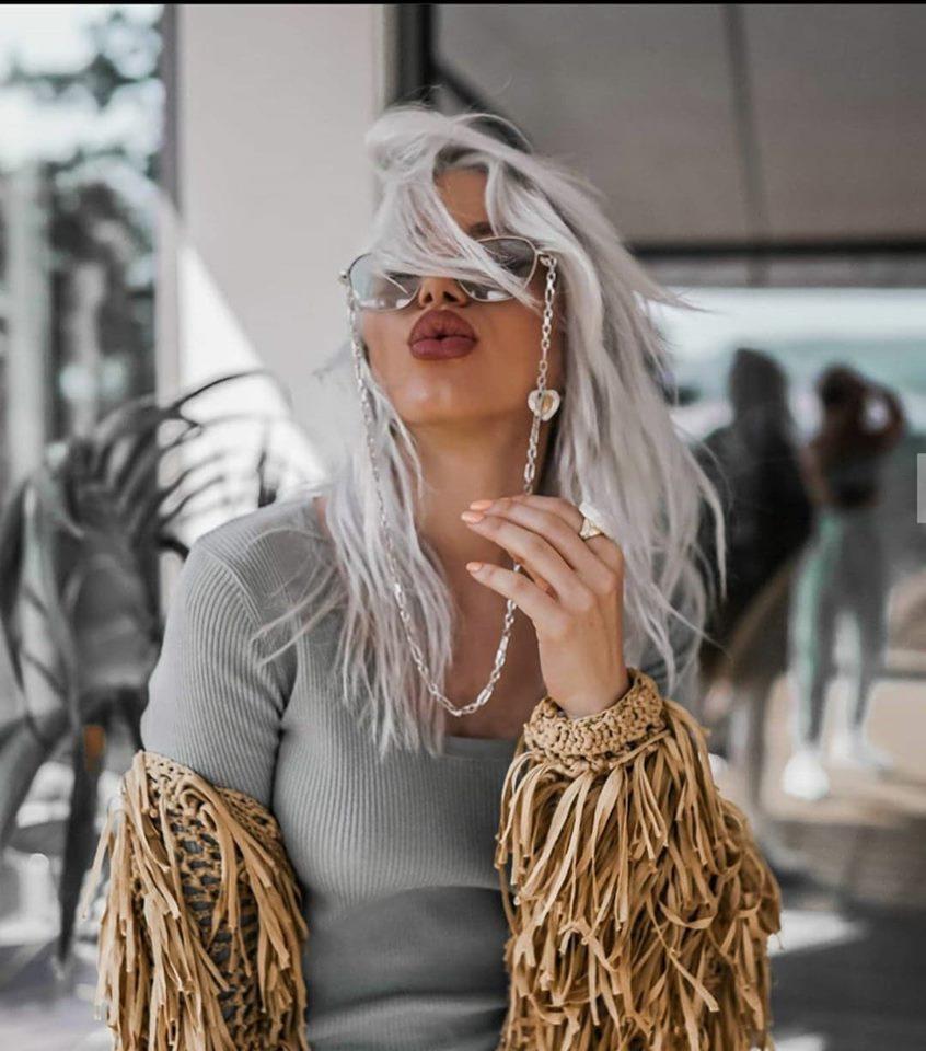 Carmen Grebenișan, cu iubitul la plimbare! Sexy-bloggerița pare mai &icirc;ndrăgostită ca niciodată! Cum s-au fotografiat cei doi iubiți! |Foto