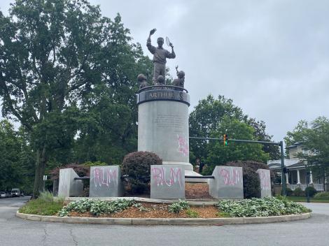 O statuie a lui Arthur Ashe a fost vandalizată în SUA