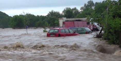Cod roșu de ploi torențiale în România! Oamenii sunt îngroziţi de furia apelor: ''Numai când te uiţi îţi vine să leşini!''