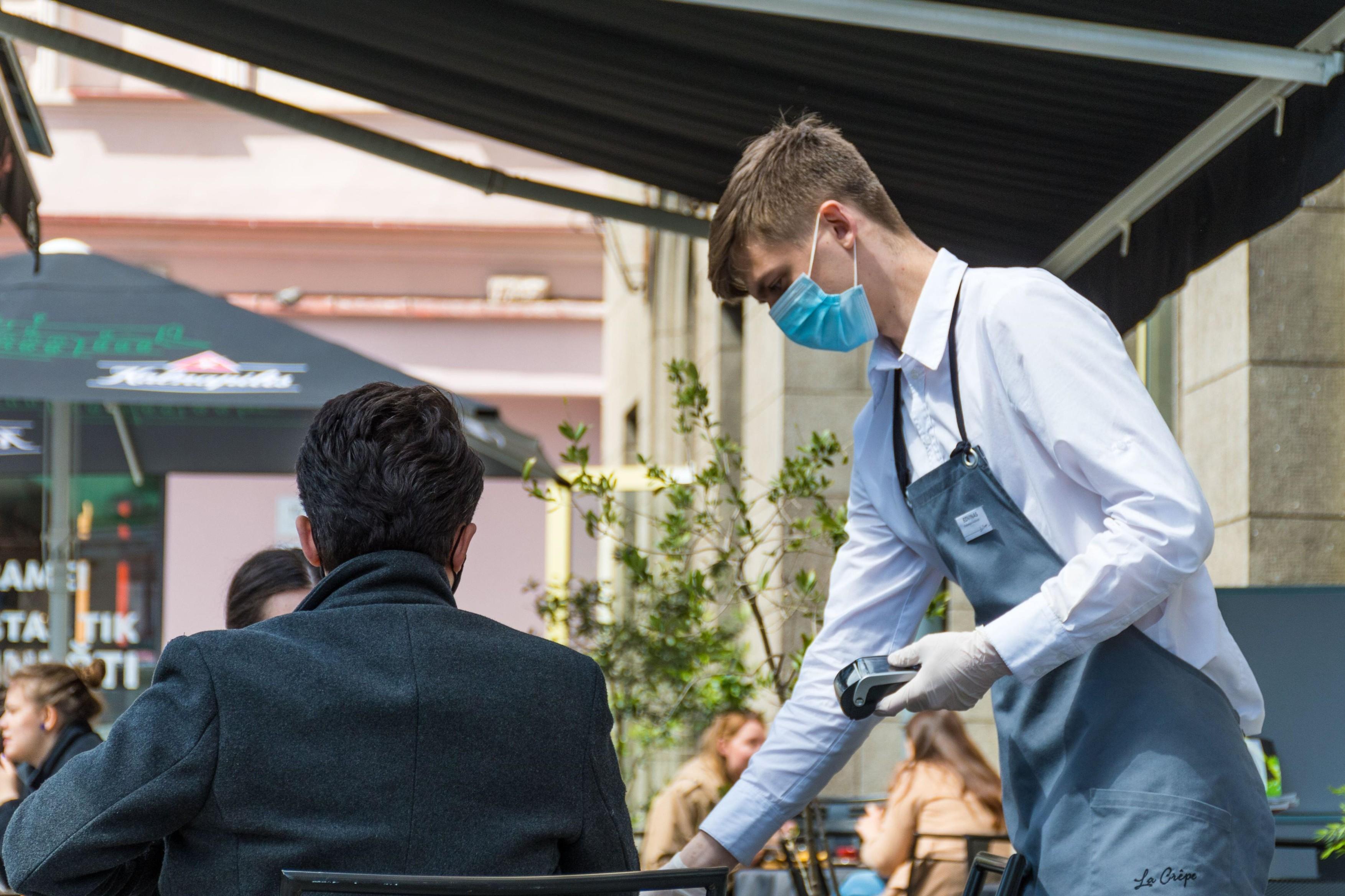 Ce date ți se pot cere c&acirc;nd ieși la terasă. Ludovic Orban, precizări importante. Nici vorbă de CNP!