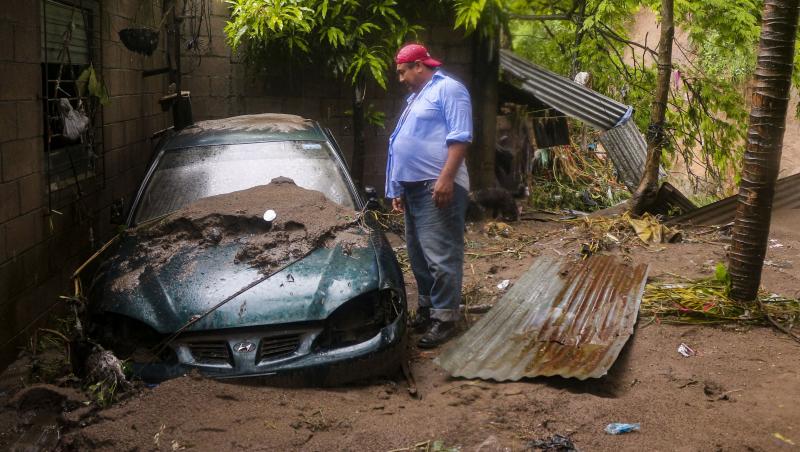 FOTO | Imagini apcaliptice cu furtuna Amanda din El Salvador. Asfaltul a fost smuls, casele dărâmate și mașinile aruncate una peste cealaltă
