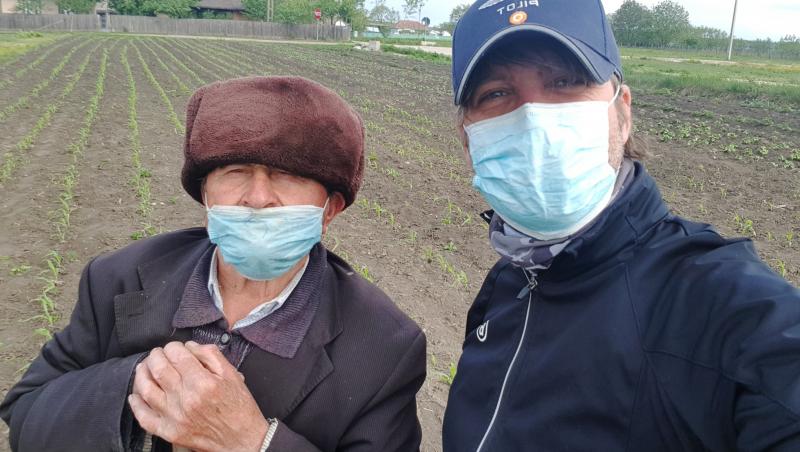 Imagini virale cu un bătrân, la câmp, purtând mască de față: 