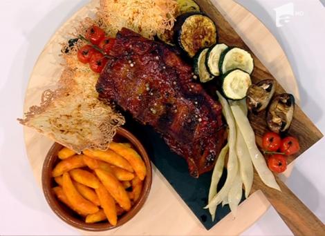 Coaste de porc afumate, cu paste în sos de roșii și legume asortate- Reţeta lui Vlăduţ