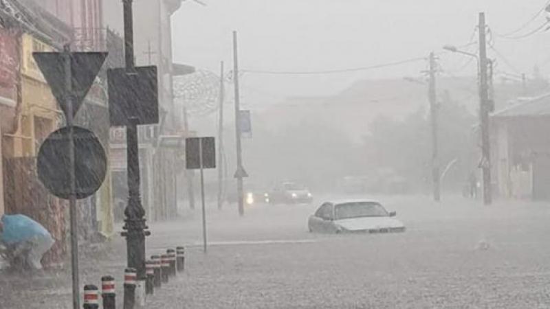 Alertă de la ANM! Meteorologii au emis &icirc;ncă un cod roșu de furtuni și ploi. Ce zone sunt vizate de potop