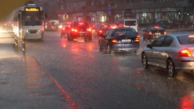 Ploi torențiale și &icirc;n Capitală, p&acirc;nă miercuri. Meteorologii anunță vijelii puternice &icirc;n București