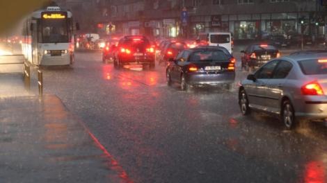 Ploi torențiale și în Capitală, până miercuri. Meteorologii anunță vijelii puternice în București