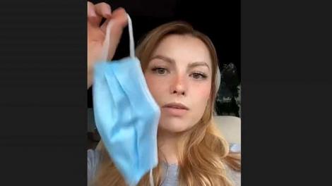 Elena Gheorghe are fața iritată de la masca de protecție: "Nu e de joacă! Asta e masca care mi-a făcut probleme!" Artista s-a filmat pe Instagram