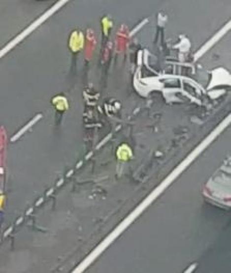 Accident pe Autostrada Soarelui. O maşină a intrat în parapetul de pe mijloc. Sunt trei victime - VIDEO