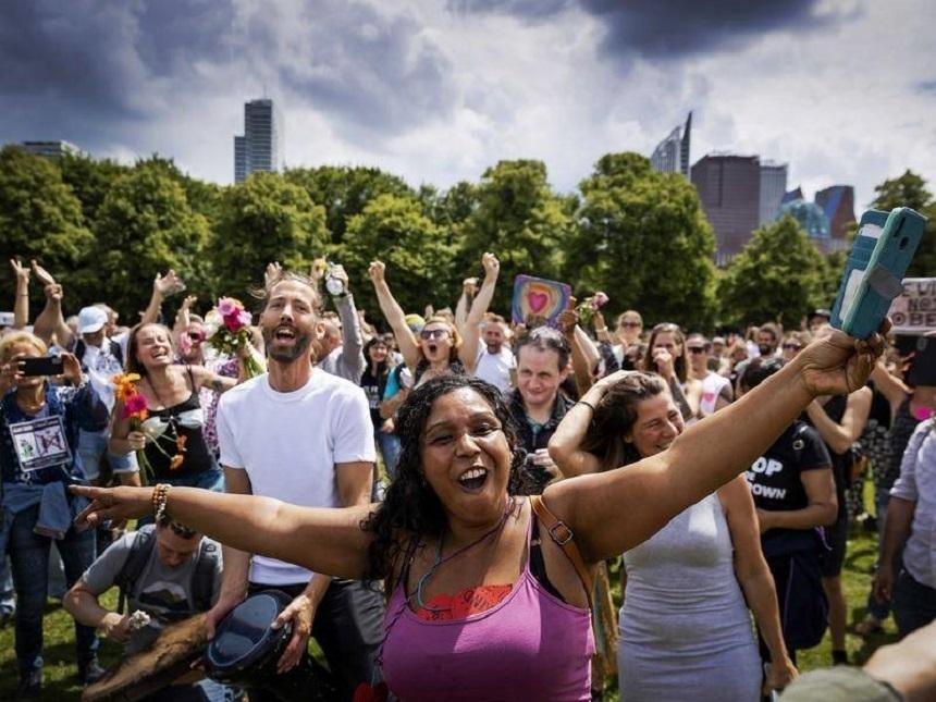 Poliţia din Haga a reţinut aproximativ 400 de persoane după demonstraţiile &icirc;mpotriva restricţiilor impuse din cauza noului coronavirus