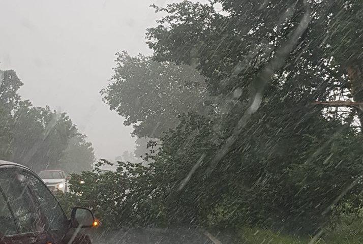 Ploi torențiale, vijelii și grindină, &icirc;n următoarele zile, &icirc;n toată țara. Meteorologii au prelungit codul galben de vreme rea