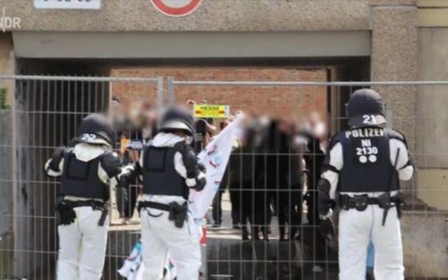 Rom&acirc;ni &icirc;n carantină, &icirc;ntr-un imobil din Germania! 200 de oameni i-au atacat pe polițiști, &icirc;ncerc&acirc;nd să fugă: &bdquo;S-au trimis &icirc;ntăriri&rdquo; - VIDEO