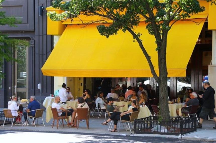 New-yorkezii au revenit luni la terase, frizerii, sau &icirc;n magazine, dar numărul cazurilor de Covid-19 atinge niveluri record &icirc;n alte state americane