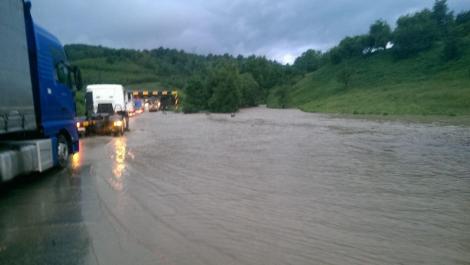 Drum național inundat complet în Caraş-Severin. Șoferii nu au mai putut înainta din cauza apelor