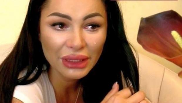 Brigitte Pastramă, de URGENȚĂ la SPITAL după scandalul cu fiul său! Ce s-a &icirc;nt&acirc;mplat, de fapt, &icirc;n locuința sa: "Unul mă scuipa, altul m-a &icirc;mpins brutal"