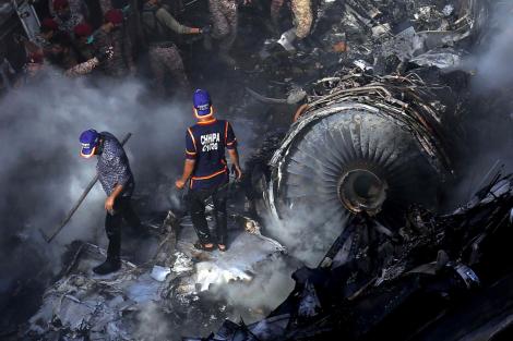 S-au aflat cauzele accidentului aviatic din Pakistan. Aproape 100 de oameni au murit cu zile, din cauza neglijenței. Ce discutau piloții în momentul tragediei