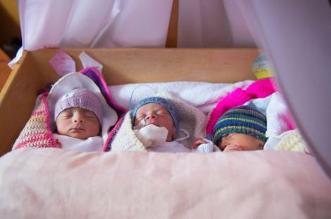 Un set de tripleți s-a născut cu coronavirus! Mama lor nu are simptome! Medicii, avertisment! „Este posibil ca bebelușii să fie atacați de COVID-19 în acest fel!”