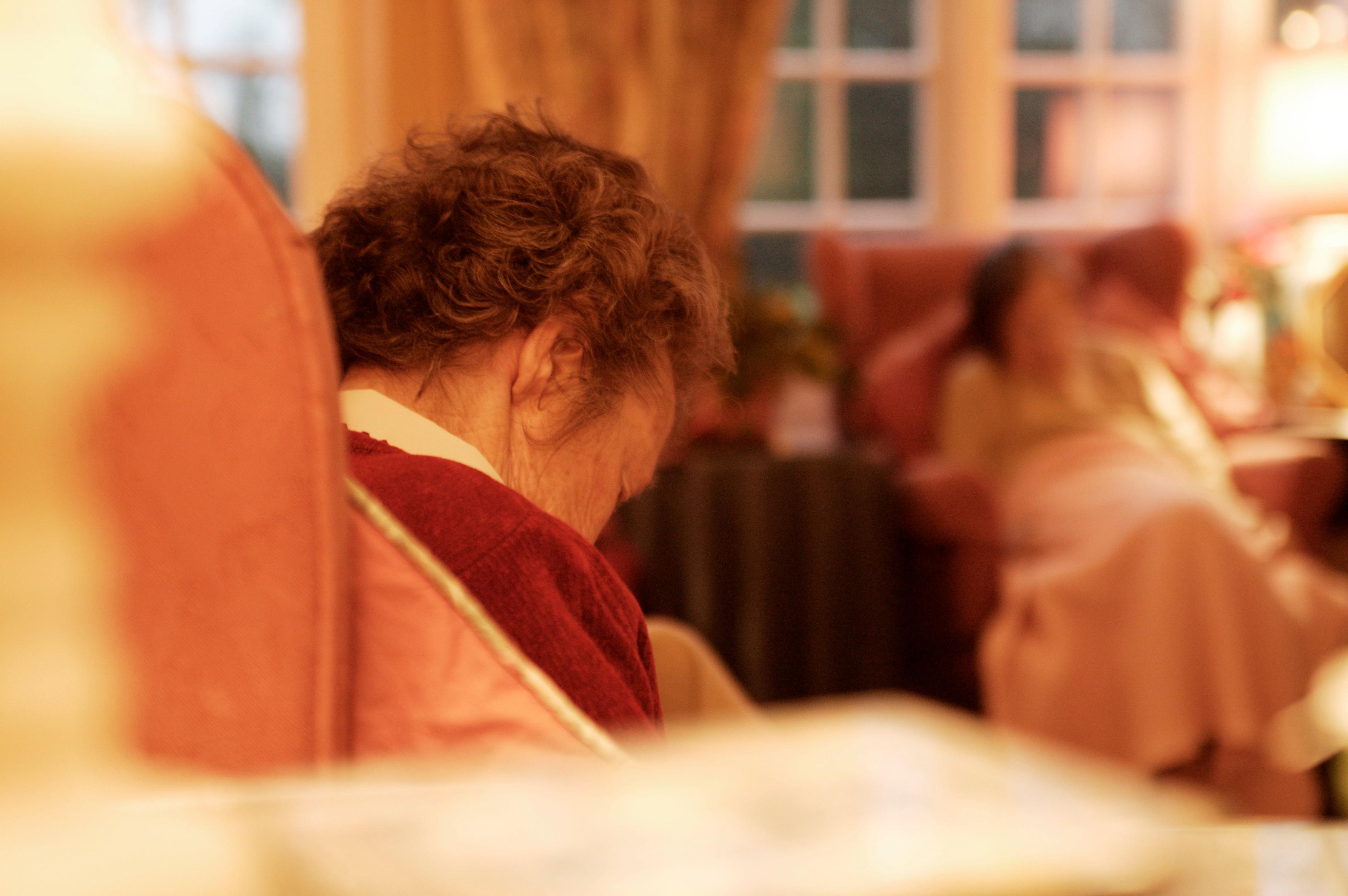 S-a aruncat de la etaj, de frica bolii! O bătr&acirc;nă internată &icirc;n azilul- focar de COVID-19 din Galați s-a sinucis