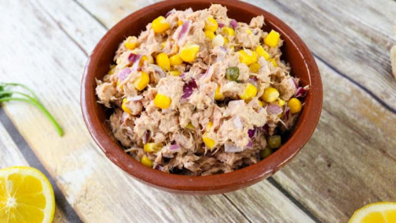 Cum faci cea mai bună rețetă de salată de ton cu porumb și ceapă