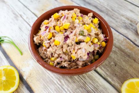 Salată de ton cu porumb și ceapă. Rețetă simplă și sănătoasă, gata în 10 minute