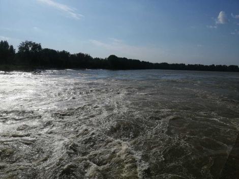 Vârful maxim de viitură pe râul Prut, atins la Rădăuţi-Prut/ În prezent, apele au depăşit cu 2,75 metri cota de pericol, nivelul fiind în scădere/ Cota de pericol, depăşită şi pe râul Jiu, în judeţul Hunedoara