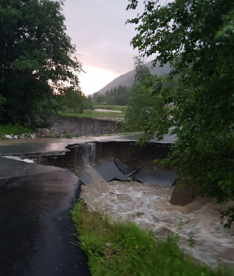 Ploile torențiale fac ravagii &icirc;n țară. O bucată de drum s-a desprins din cauza viiturii. Circulația a fost &icirc;nchisă de urgență