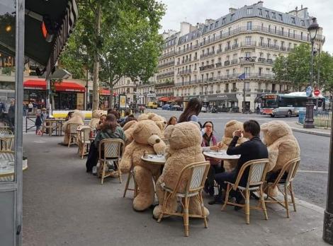 FOTO | Așa arată distanțarea socială la terasele din Paris. Imaginile au devenit virale pe internet