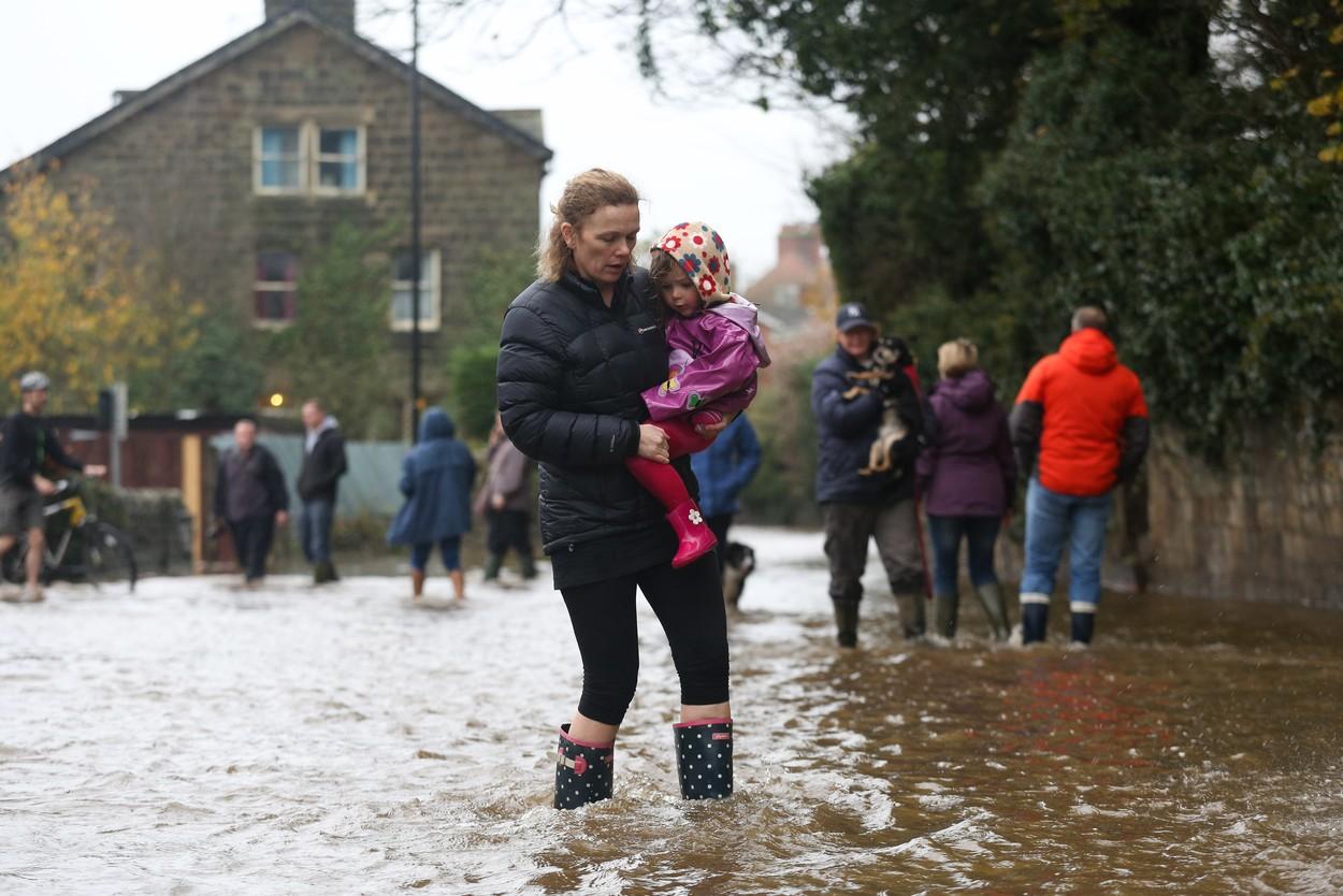 Alertă! Cod roșu de inundații extins, &icirc;n Rom&acirc;nia! Zonele unde se anunță prăpăd, &icirc;n următoarele ore!