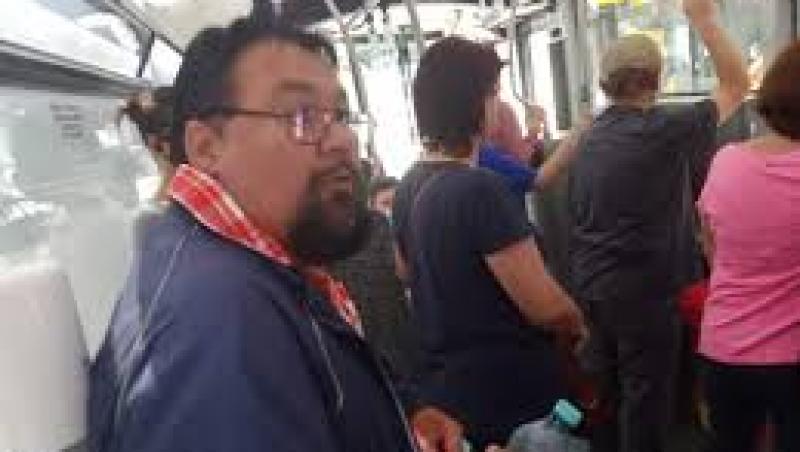 Scandal monstru în autobuz. Călătorii au mustrat un bărbat care ținea masca în mână, în loc de față. Reacția omului, revoltătoare - Video