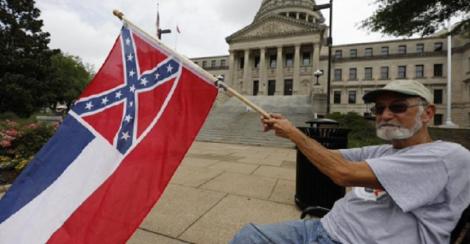 Legislativul din Mississippi retrage stindardul Confederaţiei sudiste de pe steagul statului, ultimul care păstrează această amintire a perioadei sclaviei