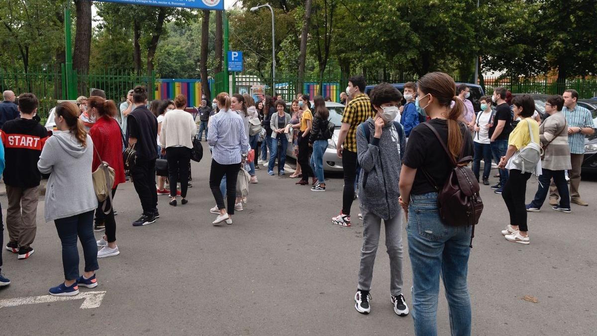 Alertă! Elevă depistată pozitiv cu Covid-19, după Evaluarea Națională. Ce se &icirc;nt&acirc;mplă cu toți colegii fetei, cu care a intrat &icirc;n contact