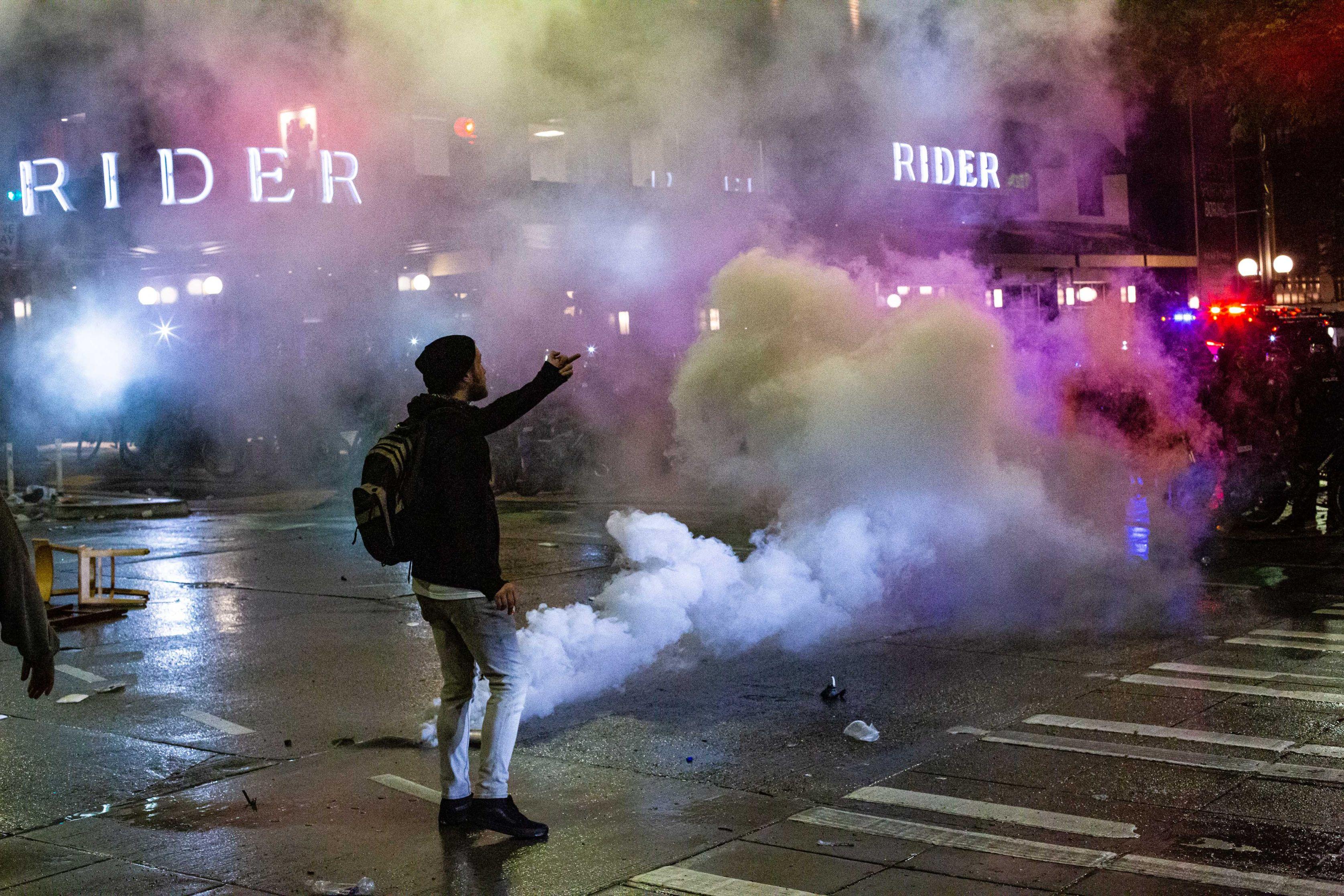 Apoi ochii i se &icirc;nchid și rugămințile se opresc: "Sunt o rană &icirc;n inima omenirii, un semn rușinos și de neșters". Scrisoare dramatică adresată &icirc;ntregii lumi