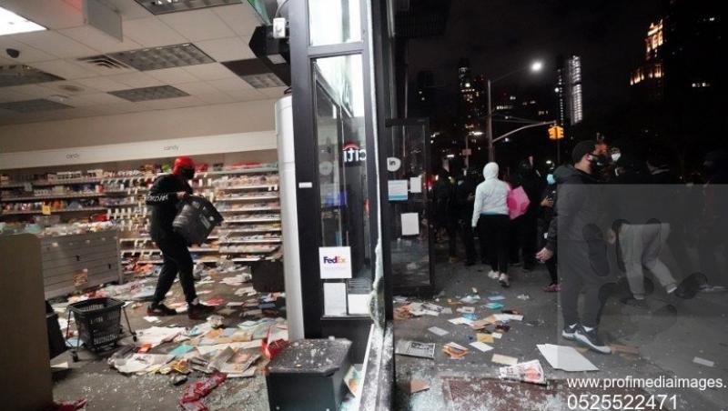 FOTO | Imagini cu dezastrul din Minneapolis. Magazinele sunt vadalizate, au loc furturi în masă și explozii puternice