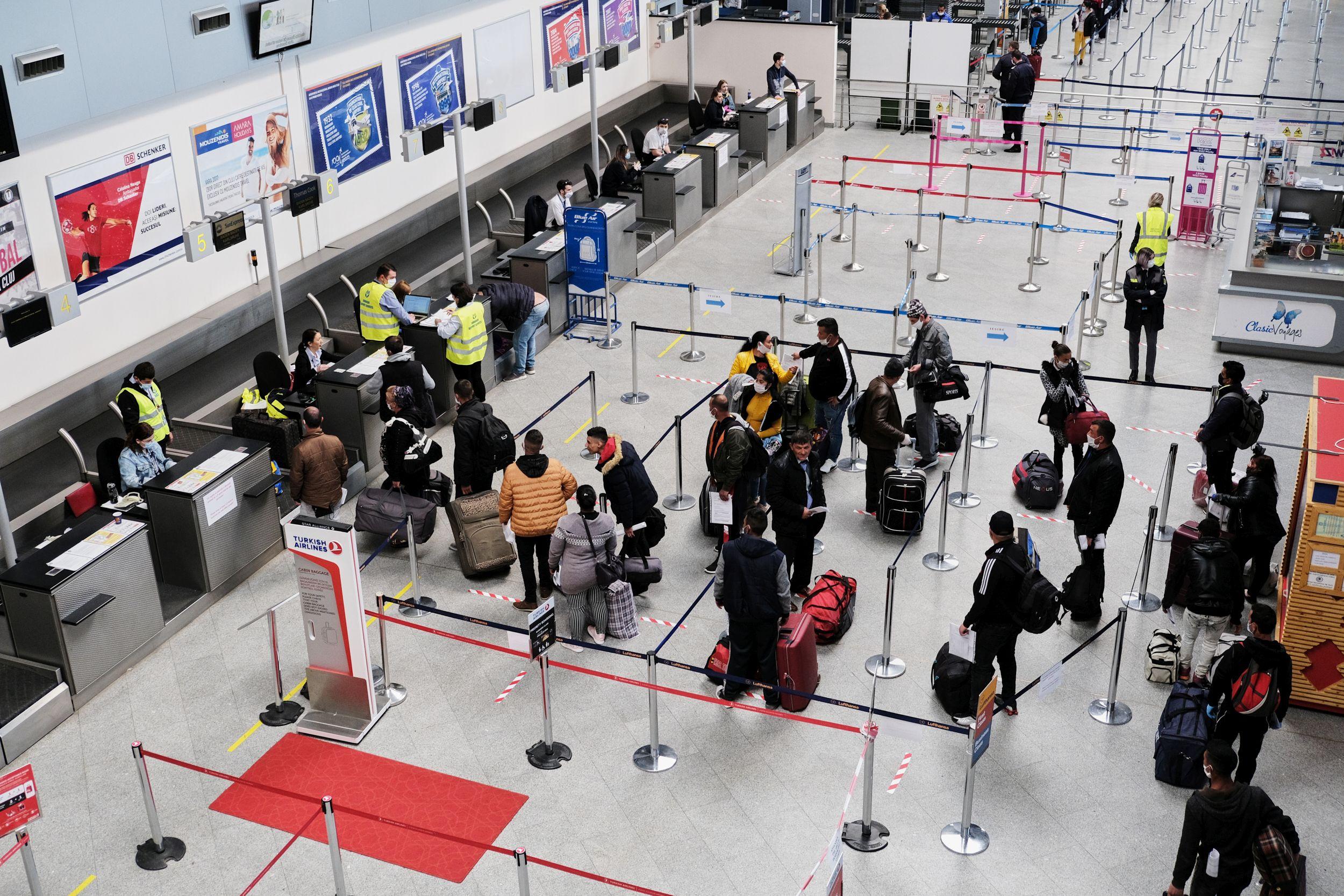 C&acirc;t de mare este posibilitatea de a te infecta cu Covid-19 &icirc;n aeroport? Alexandru Rafila, mesaj pentru rom&acirc;nii care vor să plece &icirc;n concediu &icirc;n străinătate