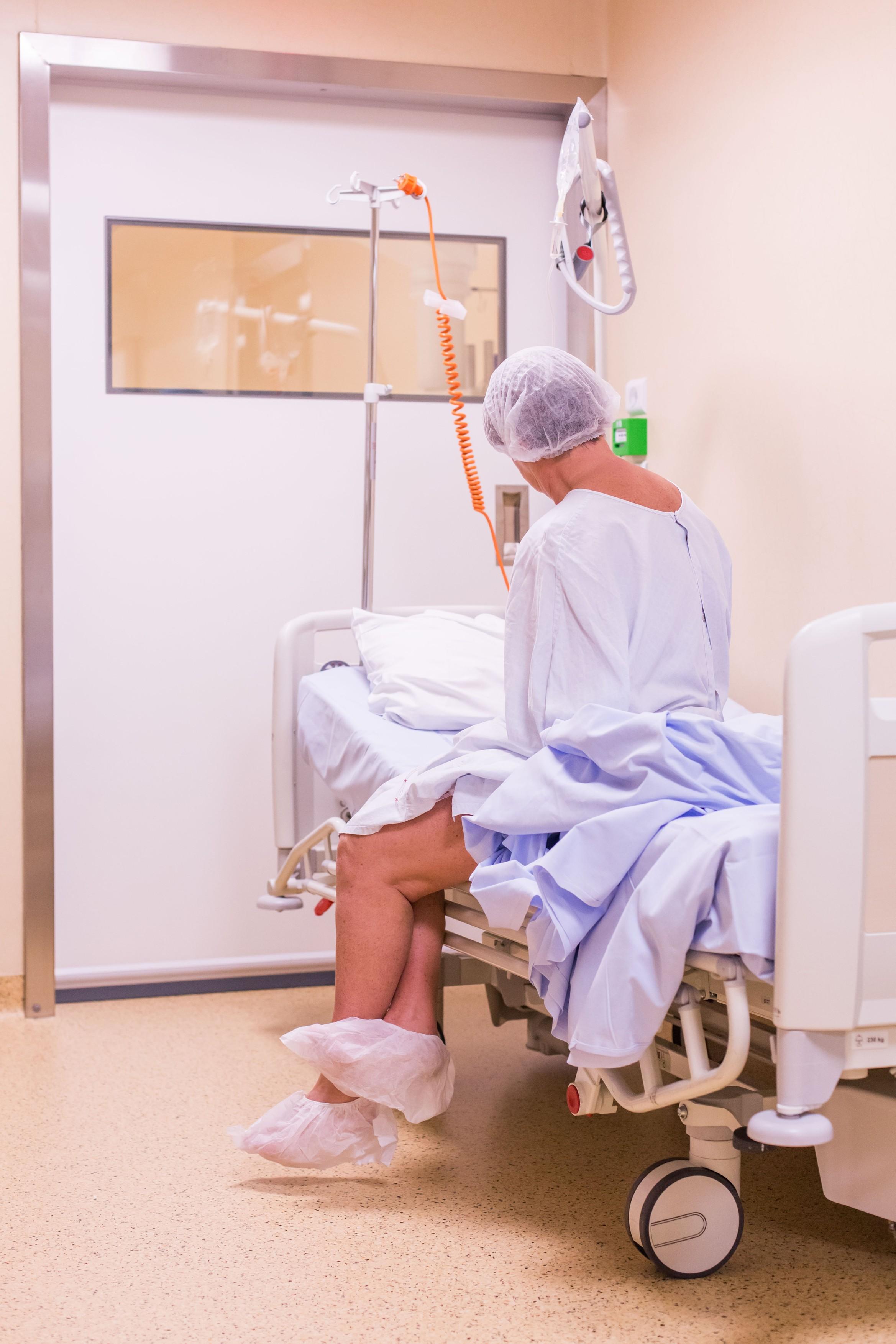 &bdquo;Ne dădeau m&acirc;ncarea prin ușă, ca la c&acirc;ini&rdquo;- Iadul trăit &icirc;n spital, de o pacientă COVID-19 asimptomatică: &bdquo;&Icirc;ntr-un buncăr, nem&acirc;ncată, nebăută&rdquo;