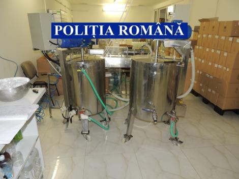 Botoşani: Alcool etilic obţinut cu o instalaţie artizanală într-o fabrică de produse cosmetice/ Alcoolul era folosit la realizare de biocide, deşi firma nu avea autorizaţia necesară