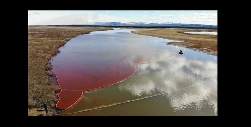 Vladimir Putin a declarat stare de urgenţă după ce mii de tone de petrol s-au vărsat &icirc;ntr-un r&acirc;u siberian