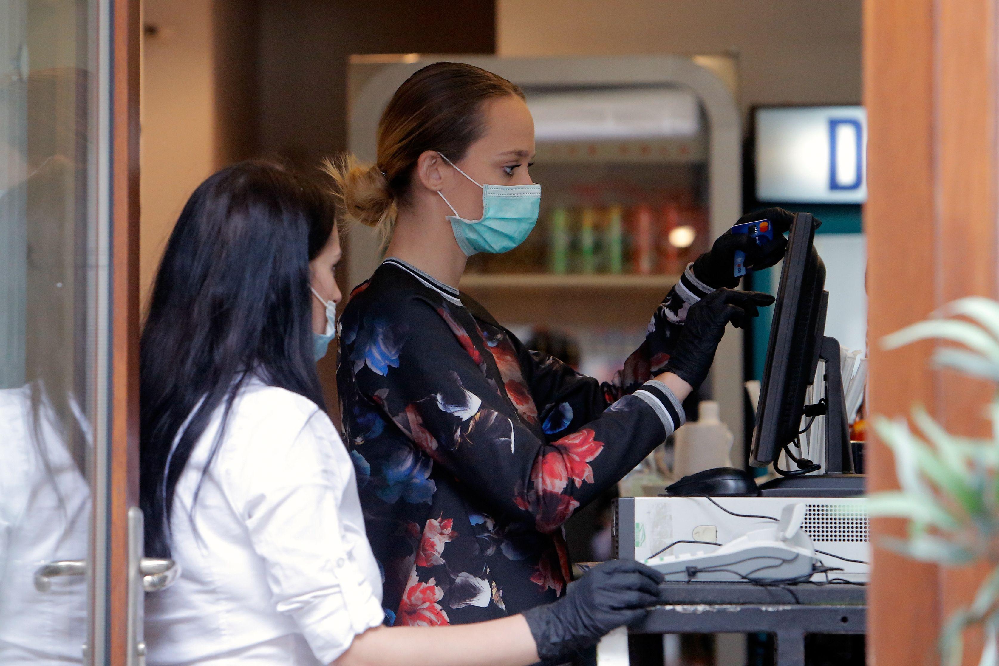 Transmiterea prin aer a Covid-19  &icirc;ncă se menține &icirc;n Rom&acirc;nia. Ministrul Sănătății avertizează: "C&acirc;t timp suntem apropiaţi, &icirc;n spaţii &icirc;nchise, ne putem infecta"