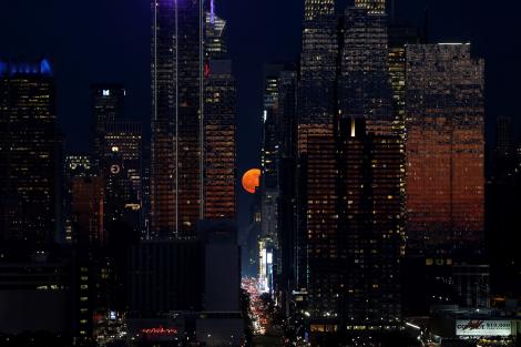 Fenomen spectaculos, pe cer! Cine va putea admira „Luna-căpșună”, cu ochiul liber - FOTO