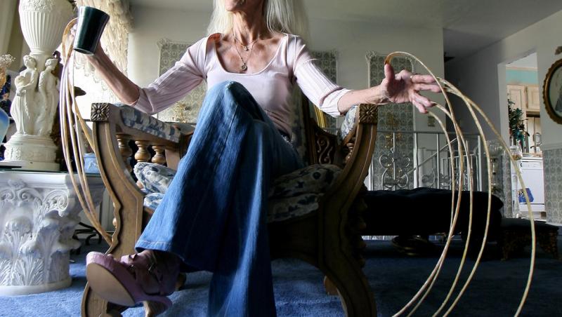Lee Redmond, femeia cu cele mai lungi unghii din lume a suferit un accident teribil