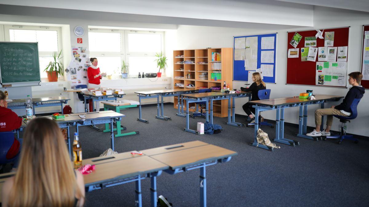 &Icirc;n ce condiții vor reveni elevii la școală, din septembrie. Medicul Rafila, noi precizări: &rdquo;Trebuie să punem mai puțini copii &icirc;n clase, să decalăm programele!&rdquo;