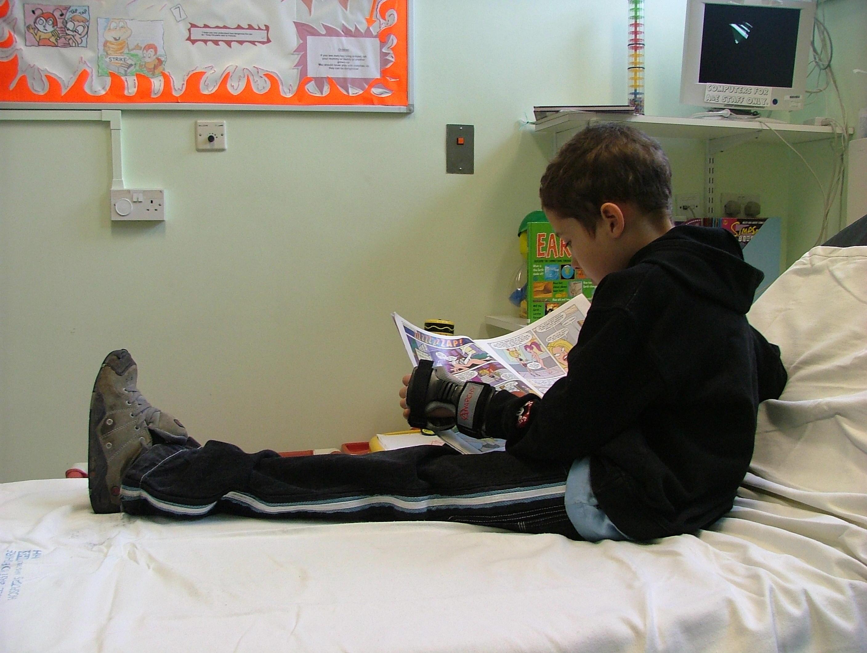 Un copil de nouă ani așteaptă, de zile &icirc;n șir, pe holurile spitalului. Nu știe că tatăl lui a murit, pe masa de operație: &bdquo;Tati e bine? C&acirc;nd pot să &icirc;l văd?&rdquo;