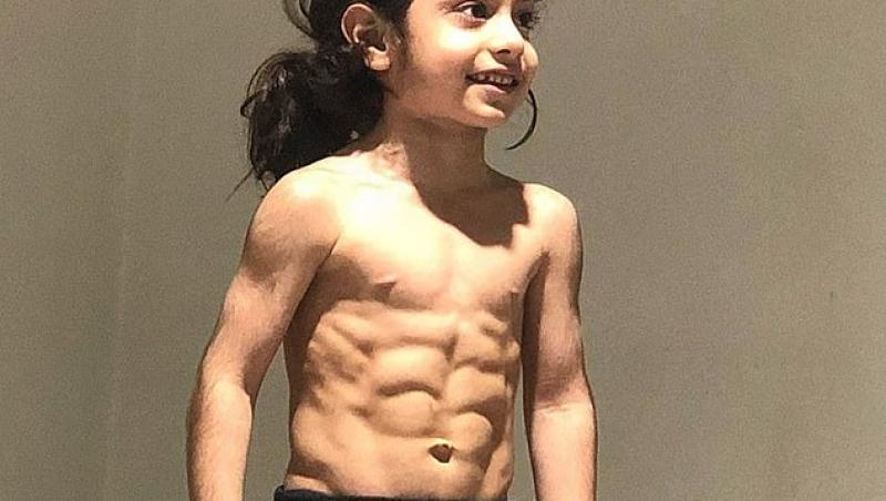 Este un pachet de mușchi, la doar șase ani. Tatăl lui are planuri mari pentru „micul Hercule”: „Îl antrenez de când avea un an”