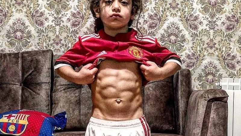 Este un pachet de mușchi, la doar șase ani. Tatăl lui are planuri mari pentru „micul Hercule”: „Îl antrenez de când avea un an”
