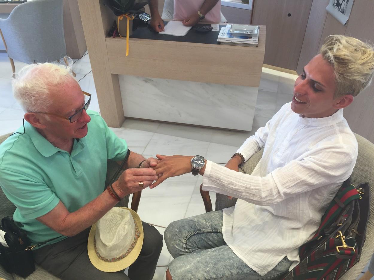 T&acirc;nărul rom&acirc;n căsătorit cu un preot &icirc;n v&acirc;rstă de 81 de ani, care a fost la &bdquo;Chefi la cuțite&rdquo;, a rămas văduv! Ce avere uluitoare i-a lăsat soțul lui! &bdquo;Am pl&acirc;ns, pentru două zile!&rdquo;