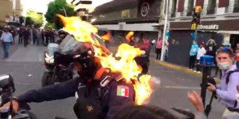 Momentul dramatic în care un polițist e incendiat în timpul unui protest. Atenție, imagini care te pot afecta emoțional!