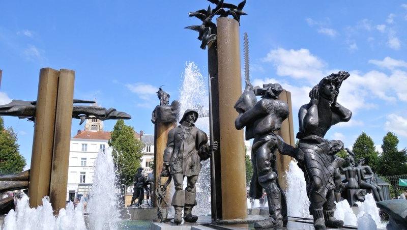 Cum au reușit niște hoți români să fure statui de bronz din centrul orașului Bruges, pe care le-au topit și vândut la fier vechi. Autoarea monumentului cere despăgubiri de un milion de euro